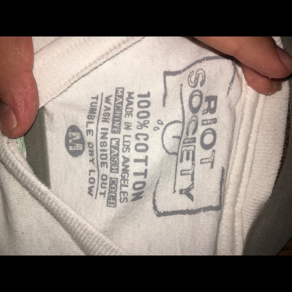 A shirt - Picture 3 of 3